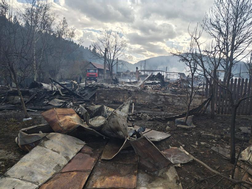 Premierul Bolojan anunță ajutoare pentru oamenii afectați de incendiul din Rucăreni