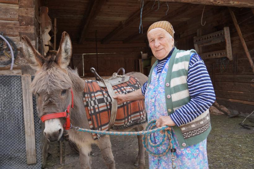 Străbunica Maria din Țara Colibelor, ciobănița care le pune bucate pe masă drumeților