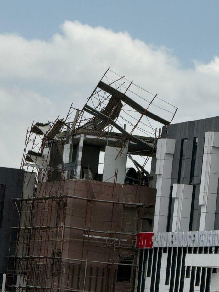 Vijeliile fac victime în Moldova: Un bărbat a murit după ce a fost lovit de un acoperiș prăbușit 19005432