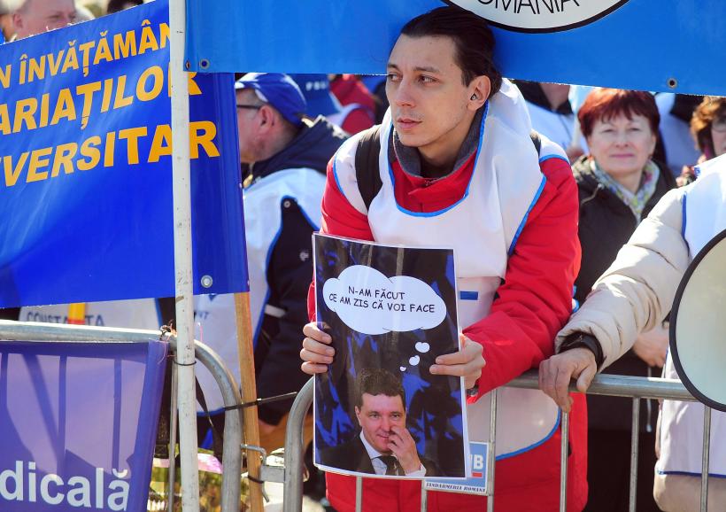 Noua lege a salarizării scade veniturile profesorilor cu 20% 19005452