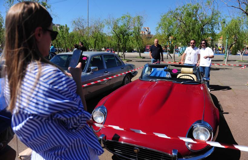 Imagini spectaculoase de la Retro Parada Primăverii 2026: mașini rare și povești fascinante din ultimul secol 19005611