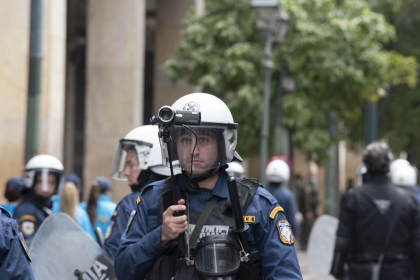 Atac armat în Atena: un bărbat de 89 de ani a împușcat patru persoane și a dispărut