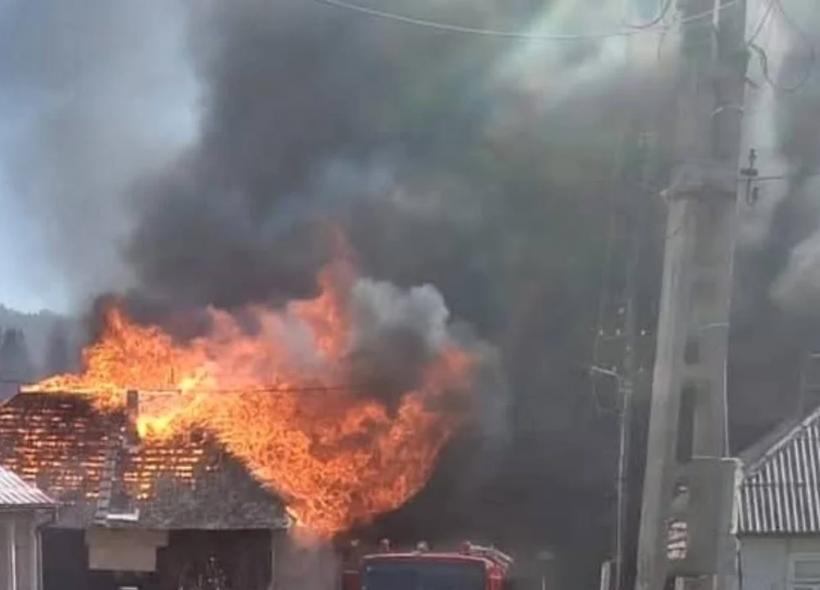O biserică a luat foc în Maramureș