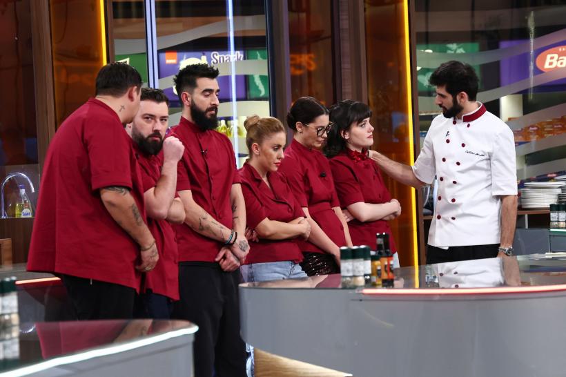Chefi la cuțite, lider de audiență. Echipele gri și bordo, la egalitate ieri seară.  Conflict puternic al juraților, diseară. Chef Sautner: ”Nu permit nimănui să vorbească așa!” 19005800