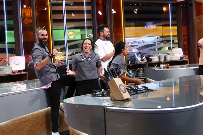 Chefi la cuțite, lider de audiență. Echipele gri și bordo, la egalitate ieri seară.  Conflict puternic al juraților, diseară. Chef Sautner: ”Nu permit nimănui să vorbească așa!” 19005804