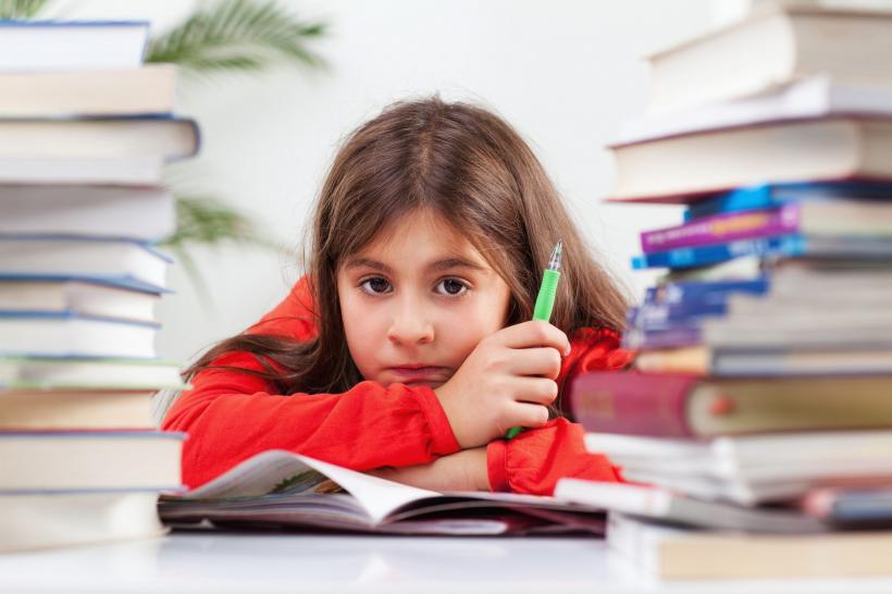 Războiul Formulelor: De ce pierd fetele bătălia cu cifrele? Analiza unui fenomen global raportat de UNESCO