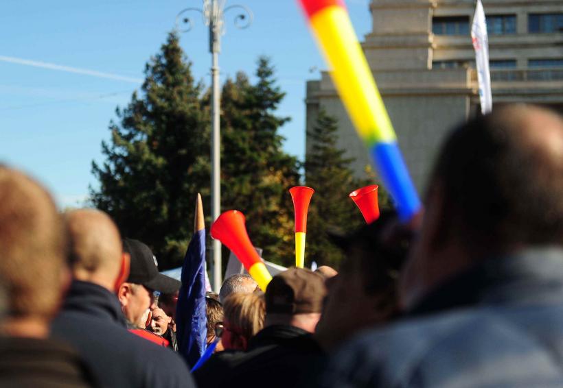Miting în Piaţa Victoriei, organizat de Confederaţia Meridian împotriva măsurilor guvernamentale 19005762