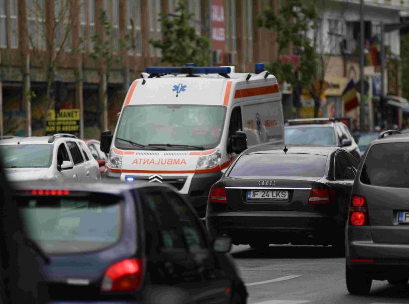 Codul rutier, modificat din nou. „Culoarul de salvare”, pentru ambulanțe și pompieri, devine obligatoriu
