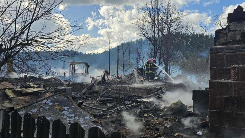 Incendiul din Soveja: în zona afectată sunt peste 85 de locuințe asigurate facultativ