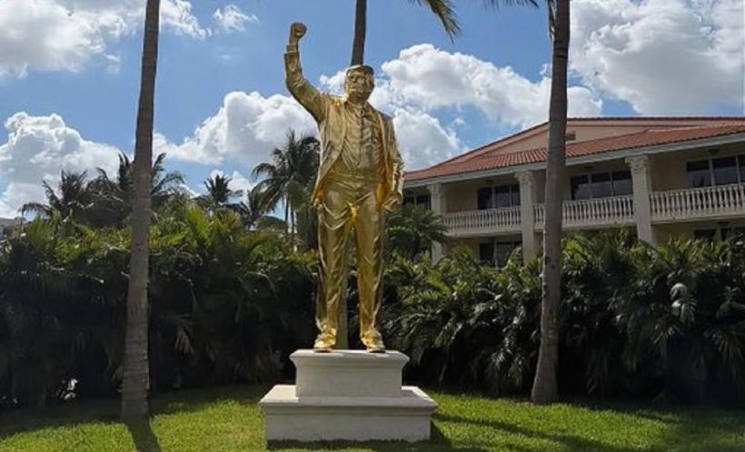 Mania grandorii: Donald Trump are statuie de 7 metri, acoperită cu aur