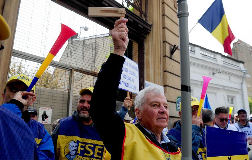 Sindicaliștii furioși pichetează Ministerul Educației: Protest împotriva reduceri cheltuielilor de personal din 2026! 19006083
