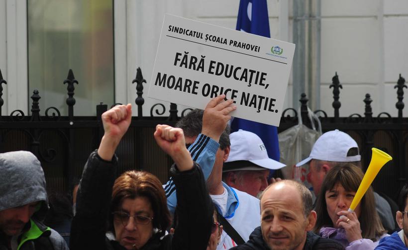 Sindicaliștii furioși pichetează Ministerul Educației: Protest împotriva reduceri cheltuielilor de personal din 2026! 19006089