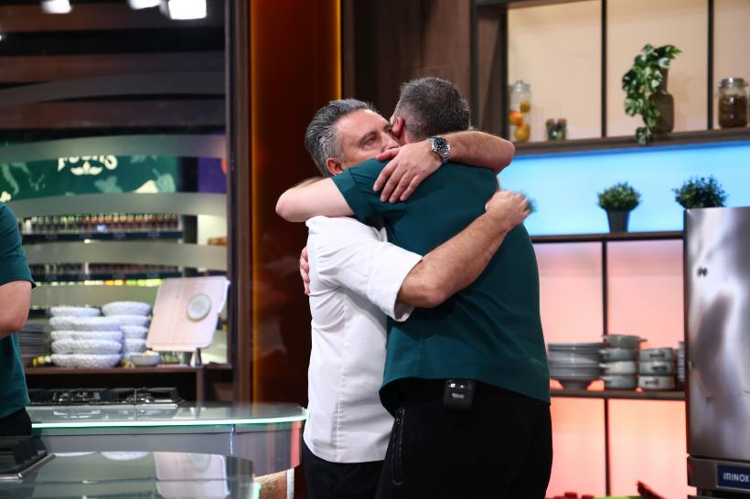 Record de audiență pentru acest sezon cu ediția Chefi la cuțite de ieri. Echipa bordo, victorioasă aseară. Raluca Bădulescu vine diseară în bucătăria show-ului culinar 19006017