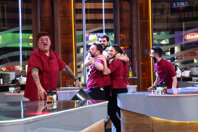 Record de audiență pentru acest sezon cu ediția Chefi la cuțite de ieri. Echipa bordo, victorioasă aseară. Raluca Bădulescu vine diseară în bucătăria show-ului culinar 19006023