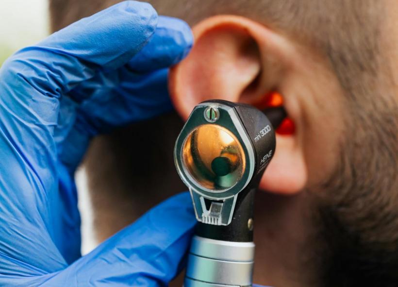 Avertismentul medicului: „Senzația de ureche înfundată poate ascunde chiar și o tumoră”