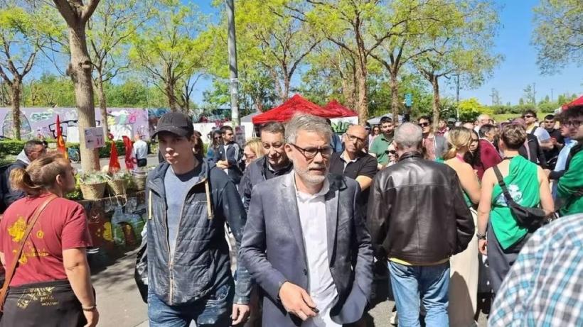 Politician francez, atacat cu făină: „Dispari, trădător murdar”