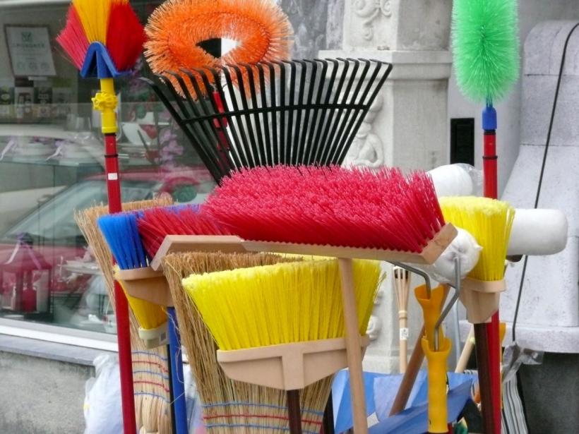 Superstiții românești: De ce să nu faci curățenie în casă după apusul soarelui?