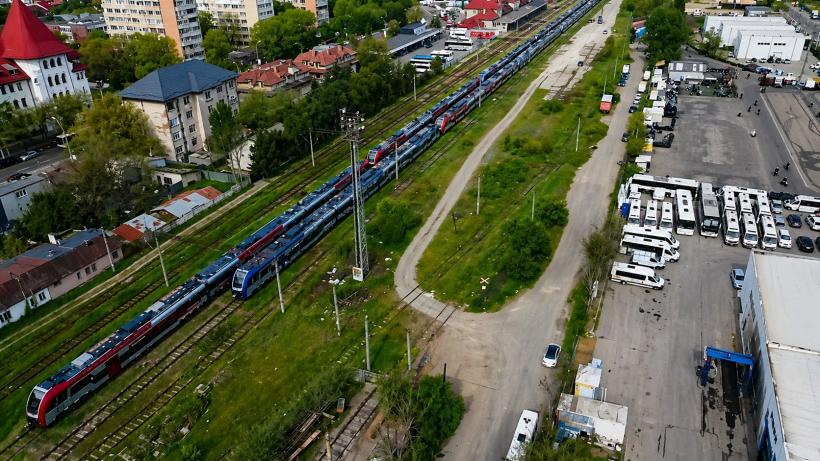 Trenuri noi abandonate în România: 21 de rame moderne stau nefolosite, în timp ce călătorii suportă condiții precare. Ministrul Transporturilor reacționează dur