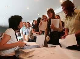 Tinerii români aplică masiv pentru joburi, dar șomajul în rândul lor e cel mai mare din UE