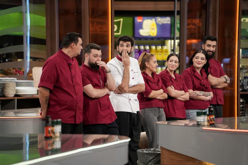 Jurații Chefi la cuțite intră în cea de-a zecea confruntare culinară. Situație tensionată diseară: o concurentă vrea să-și părăsească echipa! 19006825