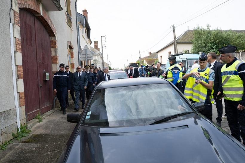 Ministrul francez de Interne a oprit cu elicopterul o adunare rave desfășurată pe un poligon militar