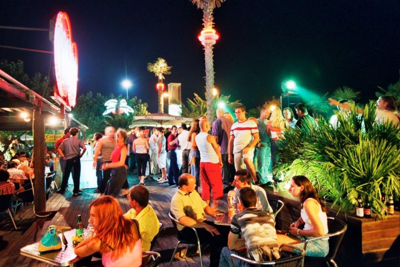Petreceri fără limite pe litoral: turiștii au lăsat zeci de mii de euro în cluburile din Mamaia și Vama Veche