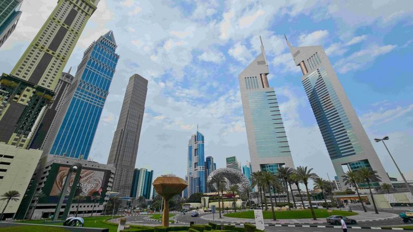 Panică în Emirate: Locuitorii din Dubai, somați să se adăpostească după o serie de explozii pe cer