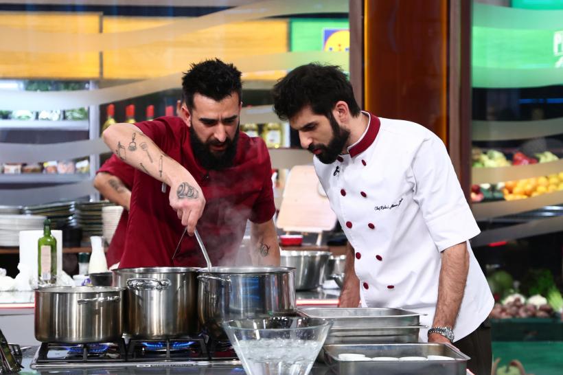 Chefi la cuțite, lider de audiență. Ionela Românianu a abandonat competiția, iar Bianca Podosu a fost eliminată. Diseară, Chef Sautner aruncă-n joc o amuletă surprinzătoare 19007041