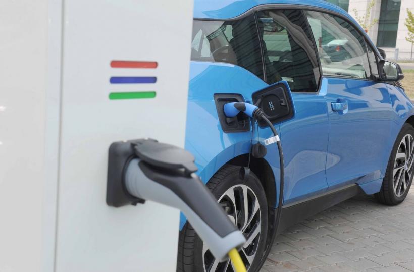Mașinile electrificate domină creșterea înmatriculărilor noi în România