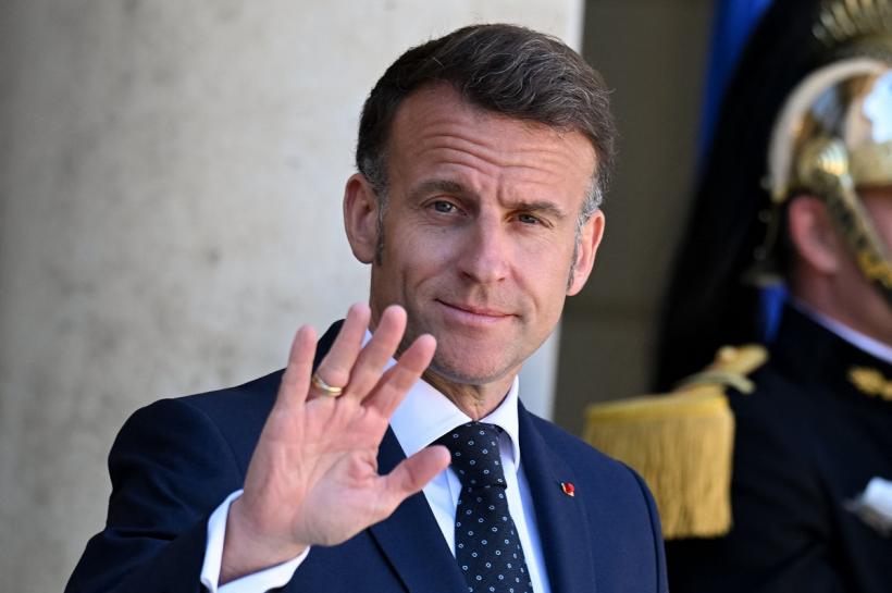 Macron cântă o melodie, în timp ce premierul armean Pașinian cântă la tobe, la cina oficială