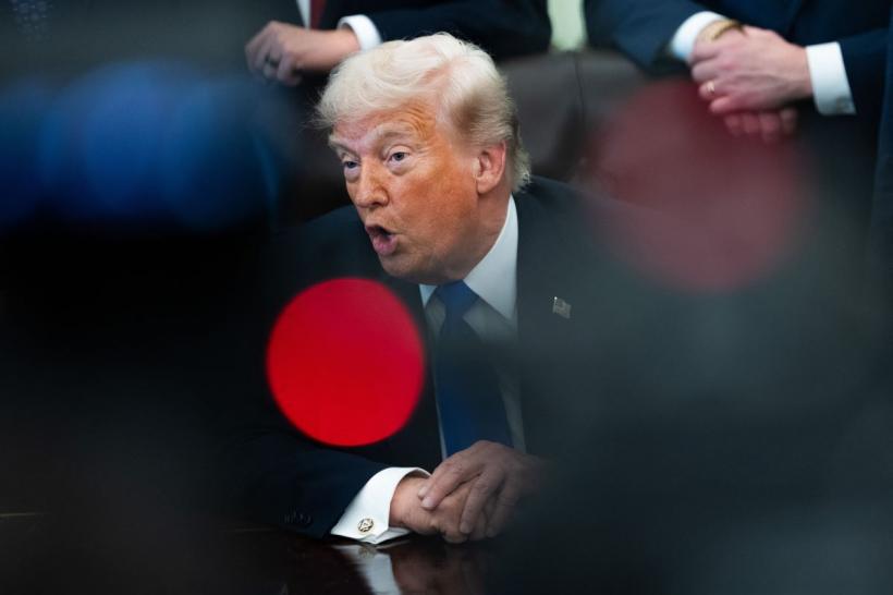 Trump se sucește din nou. El suspendă planul de sprijin pentru navele blocate în Strâmtoarea Ormuz 19007128