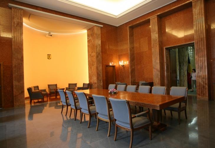 Cu 24 de ore înainte ca Ilie Bolojan să fie demis de Parlament, Cancelaria sa cumpăra aranjamente florale de 26.600 de euro 19007268