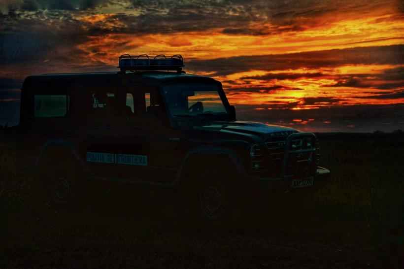 Descoperire misterioasă pe plaja din Vama Veche: un obiect metalic cu inscripții chirilice, posibil bucată de dronă