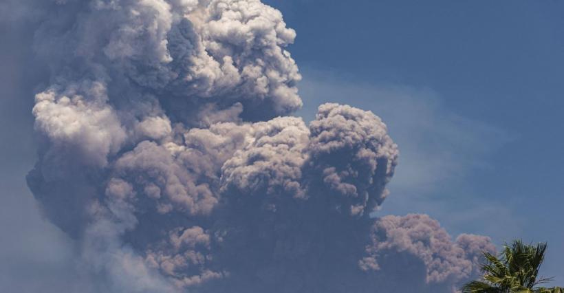 Tragedie pe un vulcan activ din Indonezia: trei turiști au murit după o erupție violentă pe Muntele Dukono