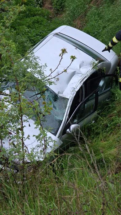 Accident spectaculos cu trei victime! O mașină a părăsit carosabilul și s-a răsturnat  într-un canal din Târgu Neamț