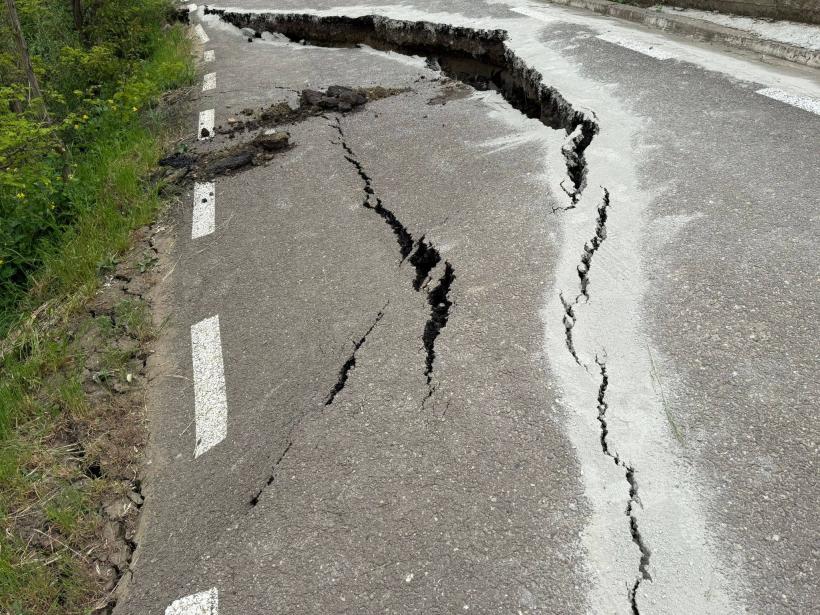Pământul s-a surpat în Vaslui: trei familii au rămas blocate după alunecarea de teren 19007694