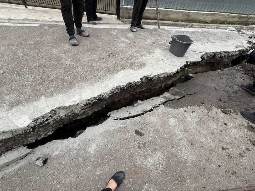 Pământul s-a surpat în Vaslui: trei familii au rămas blocate după alunecarea de teren 19007695