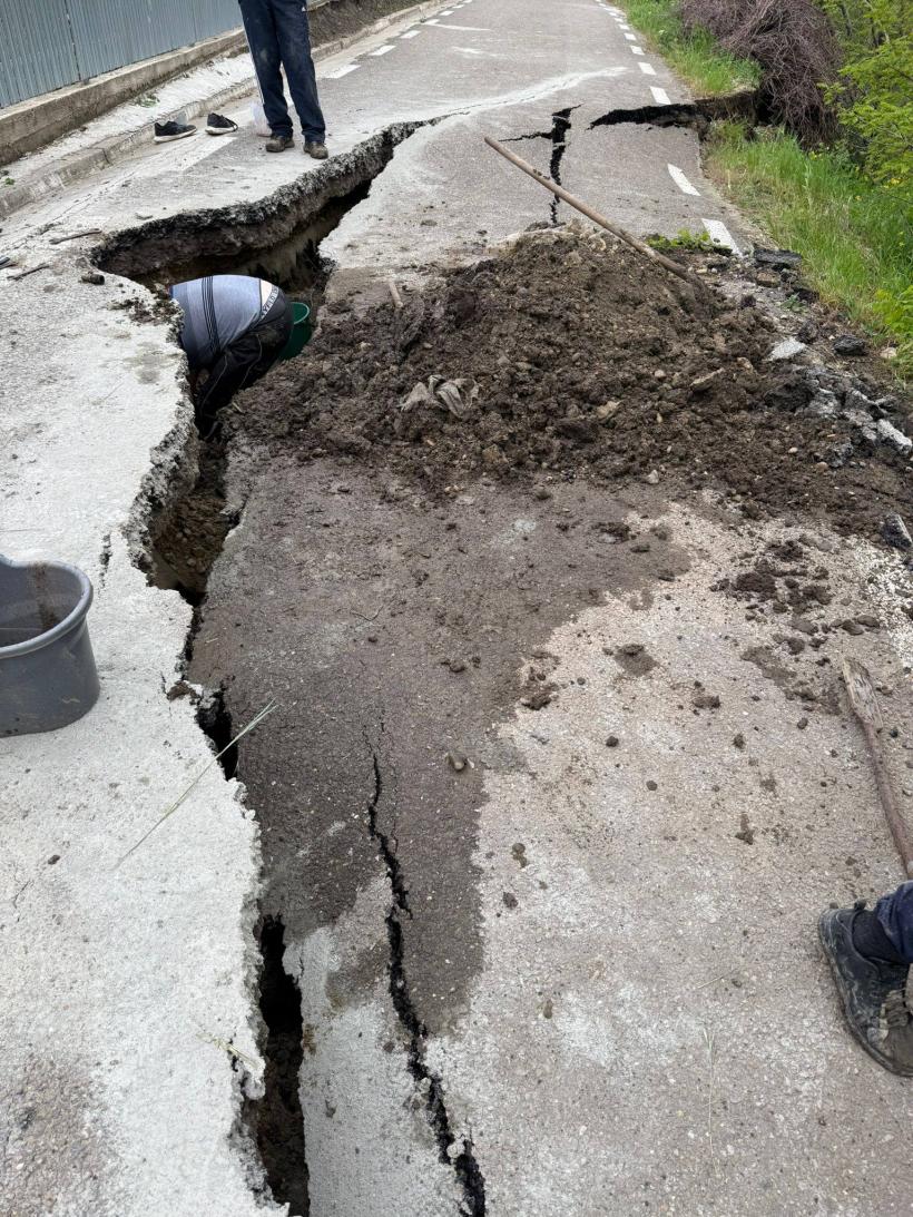 Pământul s-a surpat în Vaslui: trei familii au rămas blocate după alunecarea de teren