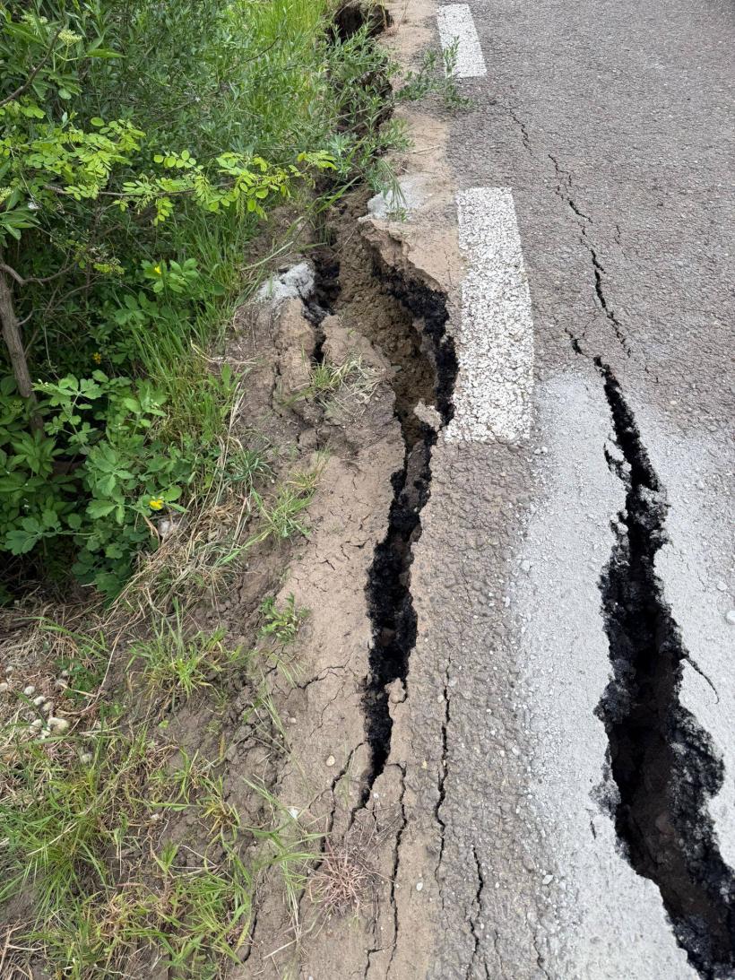 Pământul s-a surpat în Vaslui: trei familii au rămas blocate după alunecarea de teren 19007697