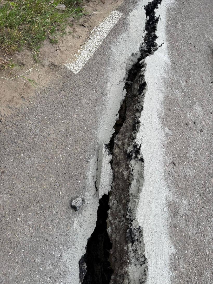 Pământul s-a surpat în Vaslui: trei familii au rămas blocate după alunecarea de teren 19007698