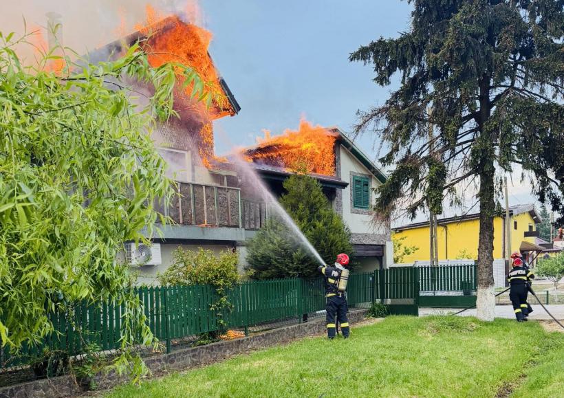 Un scurtcircuit electric a provocat un incendiu violent la Băneasa