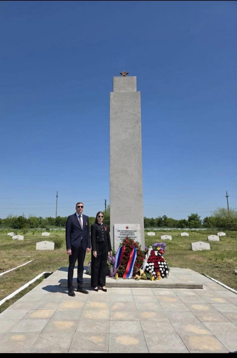 REPORTAJ: Ziua Propagandei Finale la Budeștii de Călărași. Poveste de coasă într-un cimitir sovietic din Bărăgan 19007748