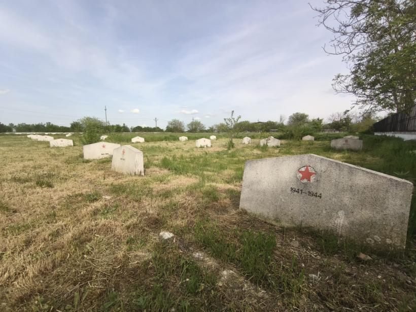 REPORTAJ: Ziua Propagandei Finale la Budeștii de Călărași. Poveste de coasă într-un cimitir sovietic din Bărăgan 19007759