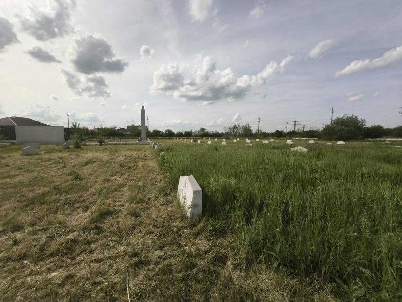 REPORTAJ: Ziua Propagandei Finale la Budeștii de Călărași. Poveste de coasă într-un cimitir sovietic din Bărăgan 19007764
