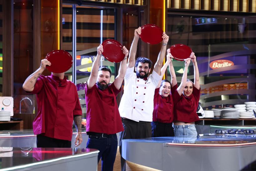 Chefi la cuțite, lider de audiență. Sancțiune grea pentru tunicile verzi, aplicată în premieră ieri. Echipa bordo, victorioasă la battle-ul de aseară. Taberele gătesc meniu tradițional românesc diseară