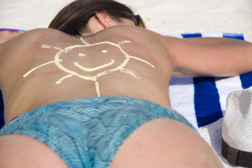 Miturile de pe social media pot costa sănătatea pielii: dermatologii lansează campania „Nu te arde de dragul unui trend!”