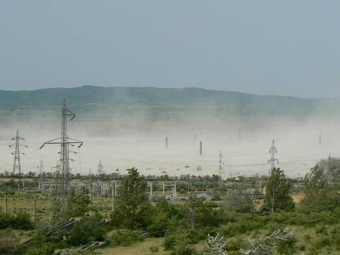 „Vântul toxic”: La Moldova Nouă, urmele mineritul continuă să facă viața oamenilor un calvar