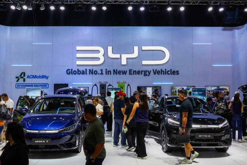 China domină vânzările globale de mașini electrice și pune presiune pe Tesla