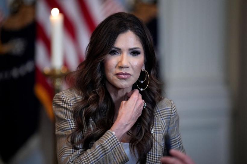 Kristi Noem, fosta șefă a Departamentului pentru Securitate Internă a SUA, anchetată pentru program de 38 de miliarde de dolari