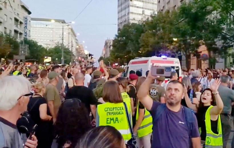 Protestatari atacați la Belgrad: o mașină a intrat în mulțime, un bătrân de 90 de ani a fost rănit